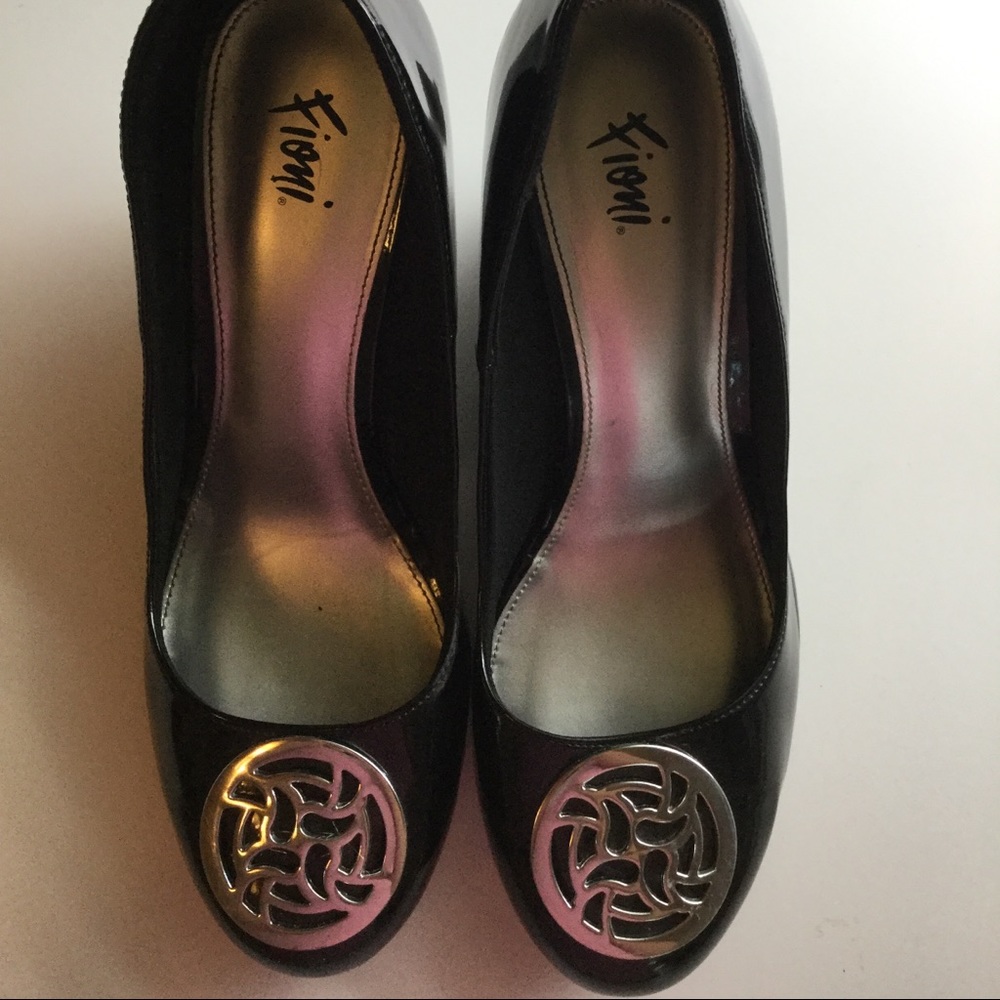 Black barely worn Fioni wedges